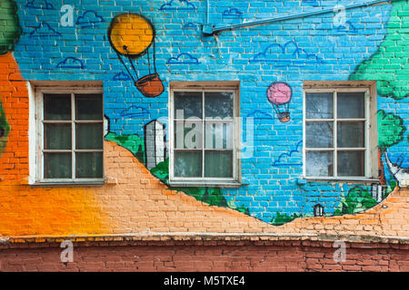 Fassade mit drei Windows auf dem bunten Hintergrund Stockfoto