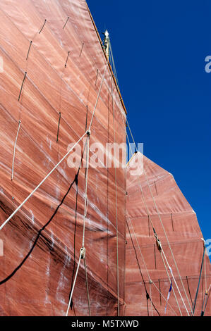 Segel der Athena, ein moderner Nachbau eines traditionellen Griechischen schwamm Fischerboot. Im Gegensatz zu der ursprünglichen Boote, Athena hat eine Junk rig von China inspiriert. Stockfoto