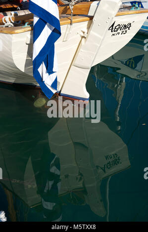 Die yacht Athena, ein moderner Nachbau eines traditionellen Griechischen schwamm Fischerboot, neben in Parikia, Paros, Griechenland. Stockfoto