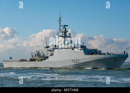 Die britische Royal Navy Batch 2 (Fluss Klasse) Offshore Patrol Schiff HMS Her (P222) Portsmouth Naval Base, Großbritannien am 26. Februar 2018 ankommen. Stockfoto