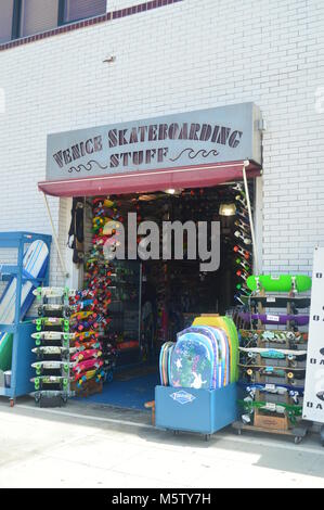 Menge Souvenirläden In sehr markanten Gebäude an der Strandpromenade von Santa Monica. Juli 04, 2017. Reisen Architektur Urlaub. Santa Monica & Stockfoto