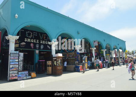 Menge Souvenirläden In sehr markanten Gebäude an der Strandpromenade von Santa Monica. Juli 04, 2017. Reisen Architektur Urlaub. Santa Monica & Stockfoto