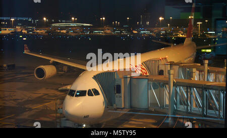 Zürich, Schweiz - Mar 31, 2015: SWISS Airbus A330 am Gatter für den nächsten Flug in der Nacht vorbereitet wird geparkt Stockfoto