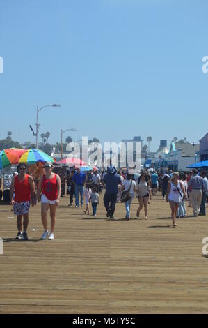 Santa Monica Pier überfüllt mit Menschen in der 4. Juli. Juli 04, 2017. Reisen Architektur Urlaub. Santa Monica und Venice Beach. Los Angeles Califo Stockfoto