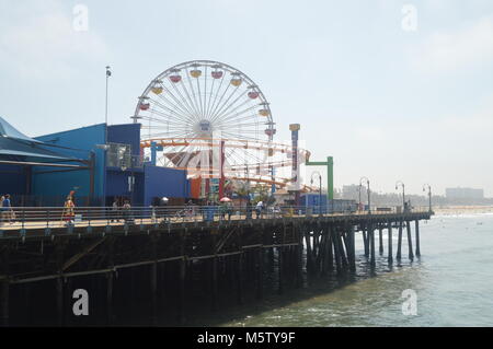Santa Monica Pier überfüllt mit Menschen in der 4. Juli. Juli 04, 2017. Reisen Architektur Urlaub. Santa Monica und Venice Beach. Los Angeles Califo Stockfoto