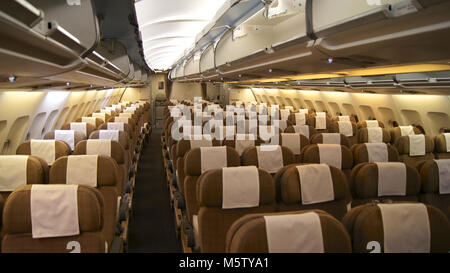 Zürich, Schweiz - Mar 31, 2015: Ein leeres Economy class kabine, einen Einblick in ein Airbus A330 von SWISS Airlines Stockfoto