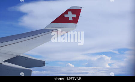 Zürich, Schweiz - Mar 31, 2015: Wing Blick auf ein Flugzeug während Trübe Blau indigo Sky Stockfoto