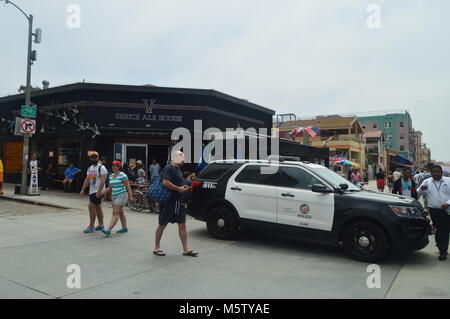 Menge Souvenirläden In sehr markanten Gebäude an der Strandpromenade von Santa Monica. Juli 04, 2017. Reisen Architektur Urlaub. Santa Monica & Stockfoto