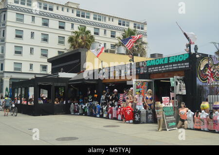 Menge Souvenirläden In sehr markanten Gebäude an der Strandpromenade von Santa Monica. Juli 04, 2017. Reisen Architektur Urlaub. Santa Monica & Stockfoto