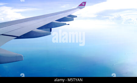 Zürich, Schweiz - Mar 31, 2015: Wing Blick auf ein Flugzeug während Trübe Blau indigo Sky Stockfoto