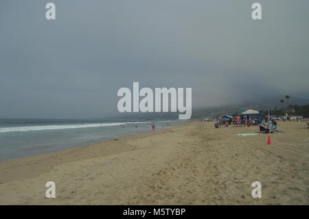 Paradiesische Malibu Strände an einem bewölkten Tag. Sport Natur Landschaft. Juli 4, 2017. Malibu Kalifornien USA EEUU. Stockfoto