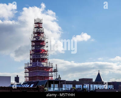 Eine Kirche renoviert und saniert Bild zeigt die Kirche in scafolding für Sicherheit und Zugang für die Bauarbeiter abgedeckt Stockfoto