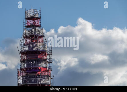 Eine Kirche renoviert und saniert Bild zeigt die Kirche in scafolding für Sicherheit und Zugang für die Bauarbeiter abgedeckt Stockfoto