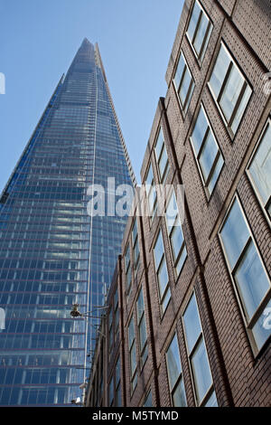 Der Shard, London, gesehen von der London Bridge Street. Stockfoto