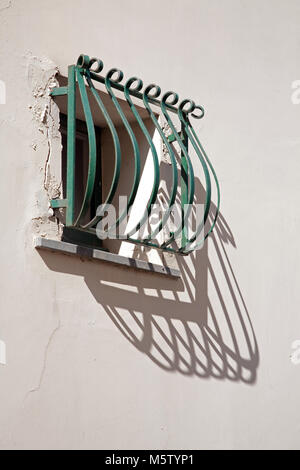 Grün lackierten Fenster Bars einen Schatten in Sorrent, Italien. Stockfoto