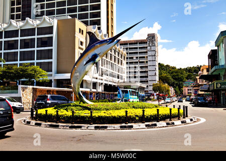 Kinabalu, Malaysia - 20. November 2017: Die berühmten Schwertfisch Statue auf einem Kreisverkehr entlang der Stadt direkt am Meer (Sabah/Borneo). Stockfoto