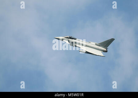 Eurofighter Typhoon FGR.4 ZK305 von 6 Squadron, Royal Air Force, über seine Home Base in Coningsby gesehen, den 1. September 2010. Stockfoto