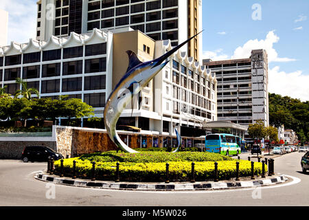 Kinabalu, Malaysia - 20. November 2017: Die berühmten Schwertfisch Statue auf einem Kreisverkehr entlang der Stadt direkt am Meer (Sabah/Borneo). Stockfoto
