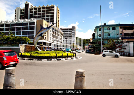 Kinabalu, Malaysia - 20. November 2017: Die berühmten Schwertfisch Statue auf einem Kreisverkehr entlang der Stadt direkt am Meer (Sabah/Borneo). Stockfoto