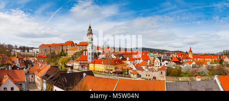 Luftaufnahme von Schloss und alte Häuser in Cesky Krumlov, Tschechische Republik Stockfoto