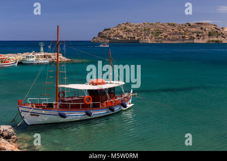 Boot festgemacht an Plaka auf der Mittelmeerinsel Kreta mit der Insel Spinalonga im Hintergrund Stockfoto