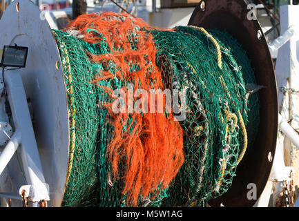 Fisch Netze auf einer Rolle am Heck eines Fischtrawler in New Bedford, Massachusetts (USA) Hafen Stockfoto