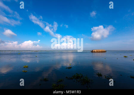 Segeln auf einem Hausboot aus alleppy Pallathuruthi in der Nähe von Kumarakom in Kerala, Indien. Stockfoto