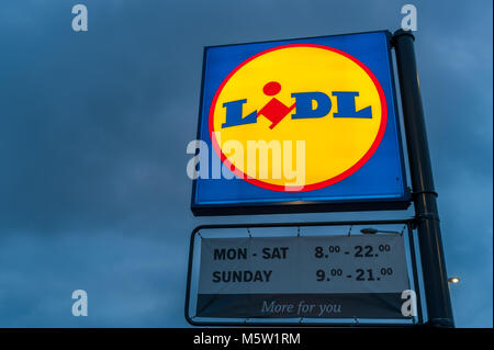 Lidl Supermarkt Zeichen in der Dämmerung in Skibbereen, County Cork, Irland mit kopieren. Stockfoto