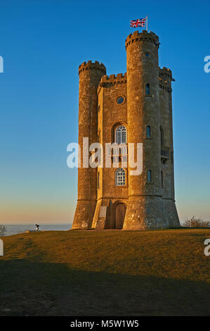 Broadway Tower, auf Fisch Hill der zweithöchste Punkt in den Cotswolds, gegen eine klare blaue späten Winter Nachmittag Himmel eingestellt. Stockfoto