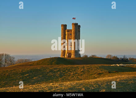 Broadway Tower, auf Fisch Hill der zweithöchste Punkt in den Cotswolds, gegen eine klare blaue späten Winter Nachmittag Himmel eingestellt. Stockfoto