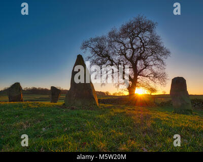 Spektakulären Sonnenuntergang an einem Bitterkalten Tag in der grauen Damen/neun Stein in der Nähe Steinkreis, Robin Hood's Stride Peak District National Park Stockfoto