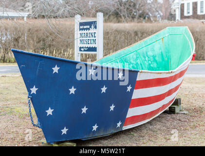 East Hampton Marine Museum mit einem Boot rot lackiert weiß und blau Stockfoto