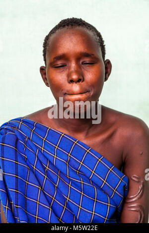 Das Porträt einer jungen Frau aus der Bodi Bodi Stamm, Dorf, Omo Valley, Äthiopien Stockfoto