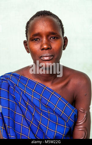 Das Porträt einer jungen Frau aus der Bodi Bodi Stamm, Dorf, Omo Valley, Äthiopien Stockfoto