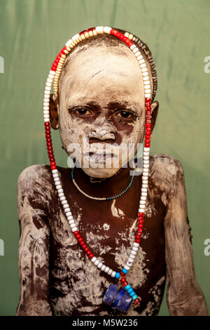 Ein Porträt von einem Jungen aus der Mursi Stamm, Mursi Dorf, Omo Valley, Äthiopien Stockfoto