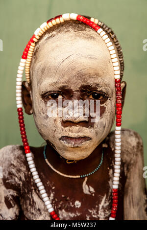 Ein Porträt von einem Jungen aus der Mursi Stamm, Mursi Dorf, Omo Valley, Äthiopien Stockfoto