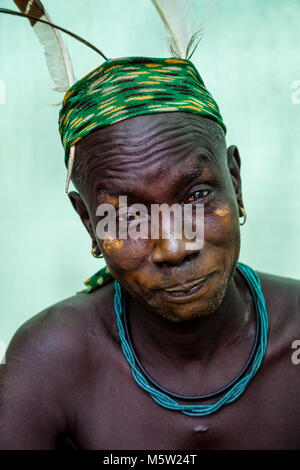 Das Porträt eines Mannes aus der Mursi Stamm, Mursi Dorf, Omo Valley, Äthiopien Stockfoto