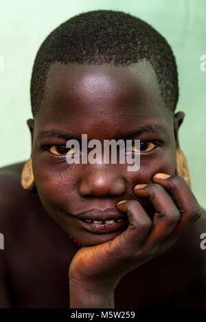 Das Porträt einer jungen Frau aus der Mursi Stamm, Mursi Dorf, Omo Valley, Äthiopien Stockfoto