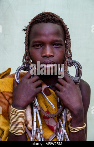 Ein Porträt von einem Jungen aus der Mursi Stamm, Mursi Dorf, Omo Valley, Äthiopien Stockfoto