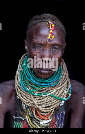 Ein Portrait von einer alten Frau aus dem Stamm Nyangatom, untere Omo Valley, Äthiopien Stockfoto