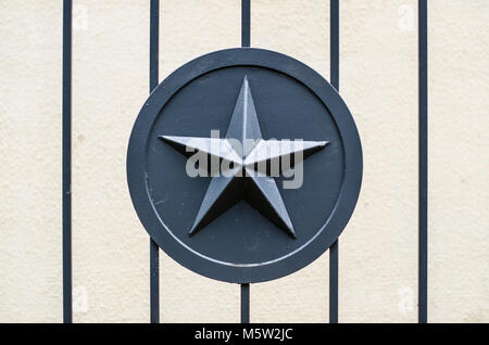 Grauer Star Army Military Metall auf Metall zaun Tor. Stockfoto