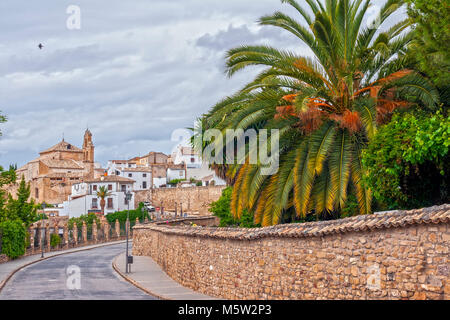 Calle Cotrina con la Iglesia de San Lorenzo al Fondo. Úbeda. Jaén. Andalusien. España Stockfoto