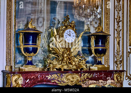 VERSAILLES, Frankreich - 14. FEBRUAR 2018: Interieur und Details der Royal Apartments von Versailles. Schloss Versailles ist in der UNESCO-Welterbe Sitzen Stockfoto