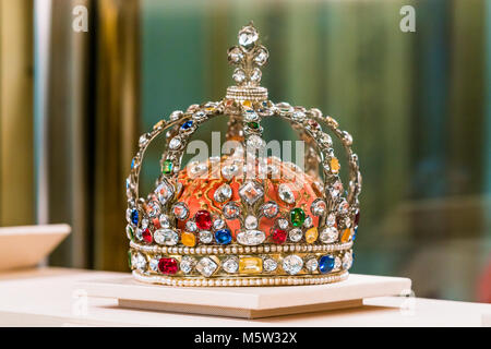 PARIS, Frankreich, 15. Februar 2018: König Kronjuwelen im Louvre, Paris, Frankreich Stockfoto