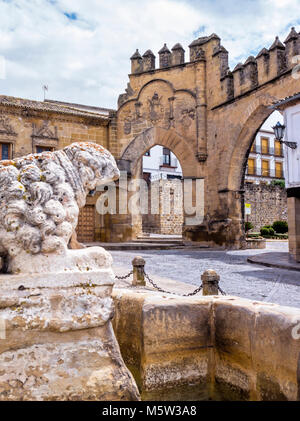 Plaza del Pópulo con la Fuente romana de los Leones, La Puerta de Jaén y el Arco de Villalar. Baeza. Jaén. Andalusien. España Stockfoto