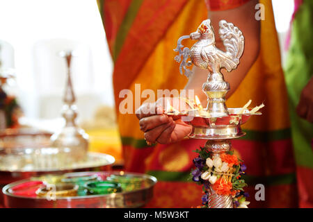 Closeup Schuß auf hinduistischen Hochzeit Rituale der traditionellen Südindischen Messing öl Lampe auch Roten Teppich Stockfoto
