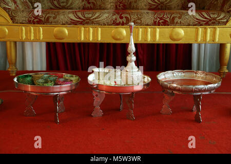 Bühnendekorationen mit Stoff Sofa über den Roten Teppich Stockfoto