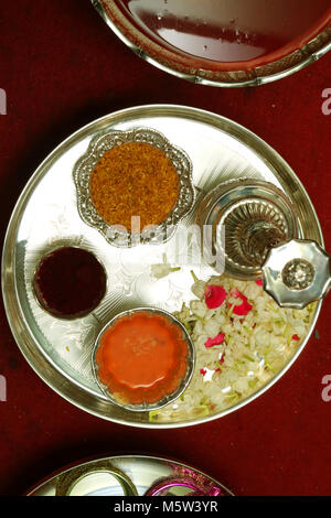 Indische Hochzeit, silber Platte auf der Bühne. Stockfoto