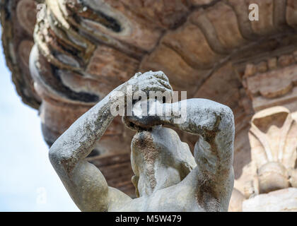 Detail des Brunnens von Nettuno in der Piazza del Duomo, Trento, Trentino Alto Adige, Italien. Trento ist die schöne Stadt im nördlichen Italien. Stockfoto