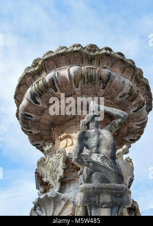Detail des Brunnens von Nettuno in der Piazza del Duomo, Trento, Trentino Alto Adige, Italien. Trento ist die schöne Stadt im nördlichen Italien. Stockfoto